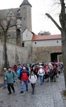 Abb. 1: Die Teilnehmer bei Regen im Seeburger Schlossbereich. Im Hintergrund das Schlosstor (Foto: J. Lukascheck).