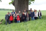 Abb. 1: Gruppenbild vor dem Naturdenkmal »Dicke Eiche« in der Nähe der Wüstung Pferdingen (Foto: U. Münnich).