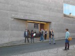 Abb. 1: Die Vorderfront des neuen Museums welches gegenüber des renovierten Teilkomplexes des eigentlichen Lutherelternhauses liegt (Foto: W. Fricke).