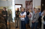 Abb. 1: Ulrich Kalmbach führt die Gruppe durch das Danneil-Museum Salzwedel (Foto: M. Poppe).