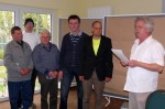 Abb. 1. Dr. Weber gratuliert Vertretern des »Arbeitskreises Archäologie im Bernburger Land e.V.« zur Projektförderung (Foto: T. Fladung).