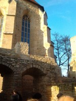 Abb. 2: Blick auf die Nordseite des renovierten Schlosses Mittelort mit der Apsis der Schlosskirche (Foto: W. Fricke).