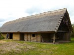 Abb. 2: Rekonstruiertes Langhaus im Archäologischen Zentrum Hitzacker (Foto: U. Tichatschke).