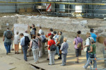 Abb. 3: Besucherzentrum im Entstehen: Die überdachte Grabungsfläche an der »Alten Lateinschule« (Foto: Dr. D. Laas).